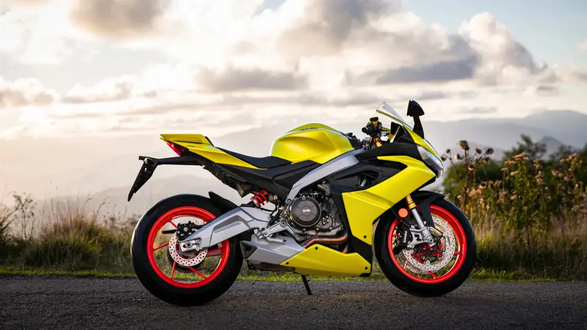 Does the Kawasaki ZX-6R Outperform the Aprilia RS660? 2025 Aprilia RS660