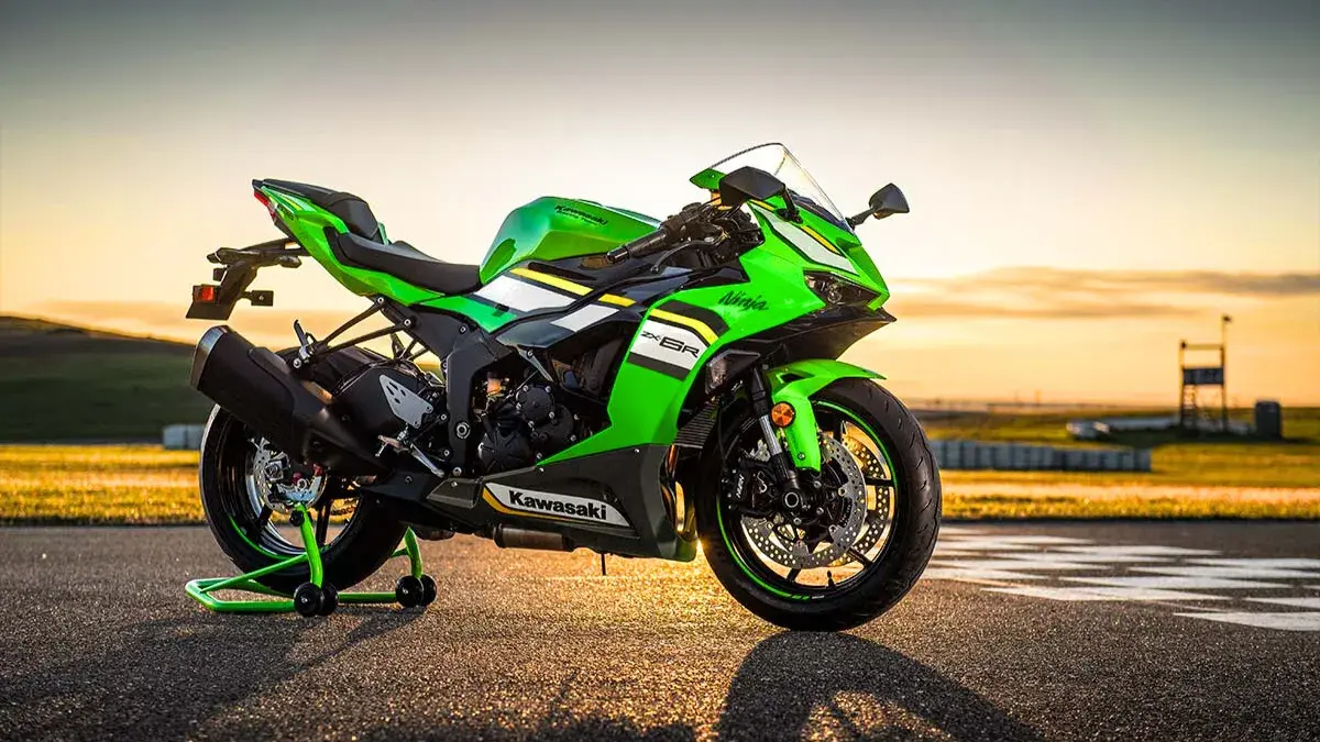 Does the Kawasaki ZX-6R Outperform the Aprilia RS660? 2025 Kawasaki ZX-6R