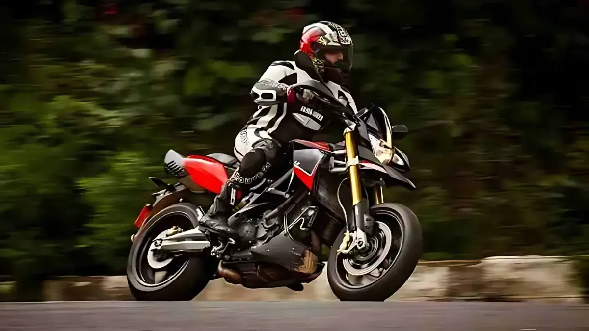 Was the Aprilia Dorsoduro 1200 the Ultimate Maximotard? Aprilia Dorsoduro 1200